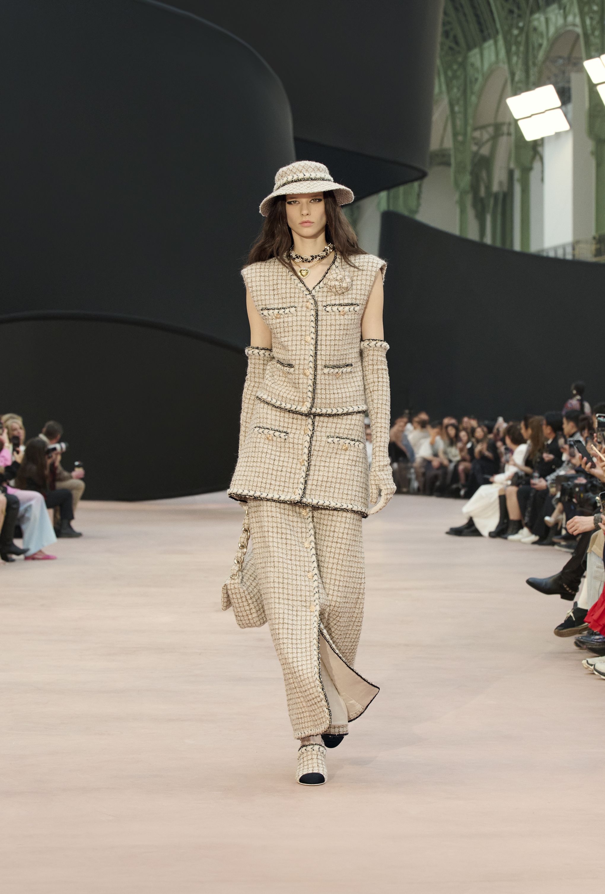 カメリア モチーフ ブローチ - ウール & モヘア ツイード、エクリュ