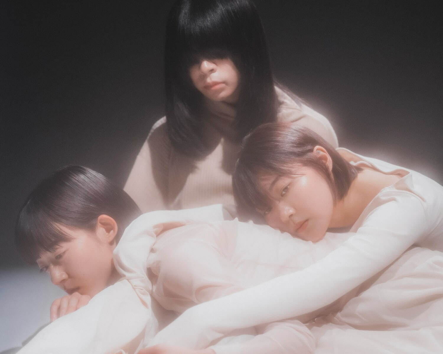 羊文学が人気曲「1999」英語ver.を配信、バンドを象徴するクリスマス