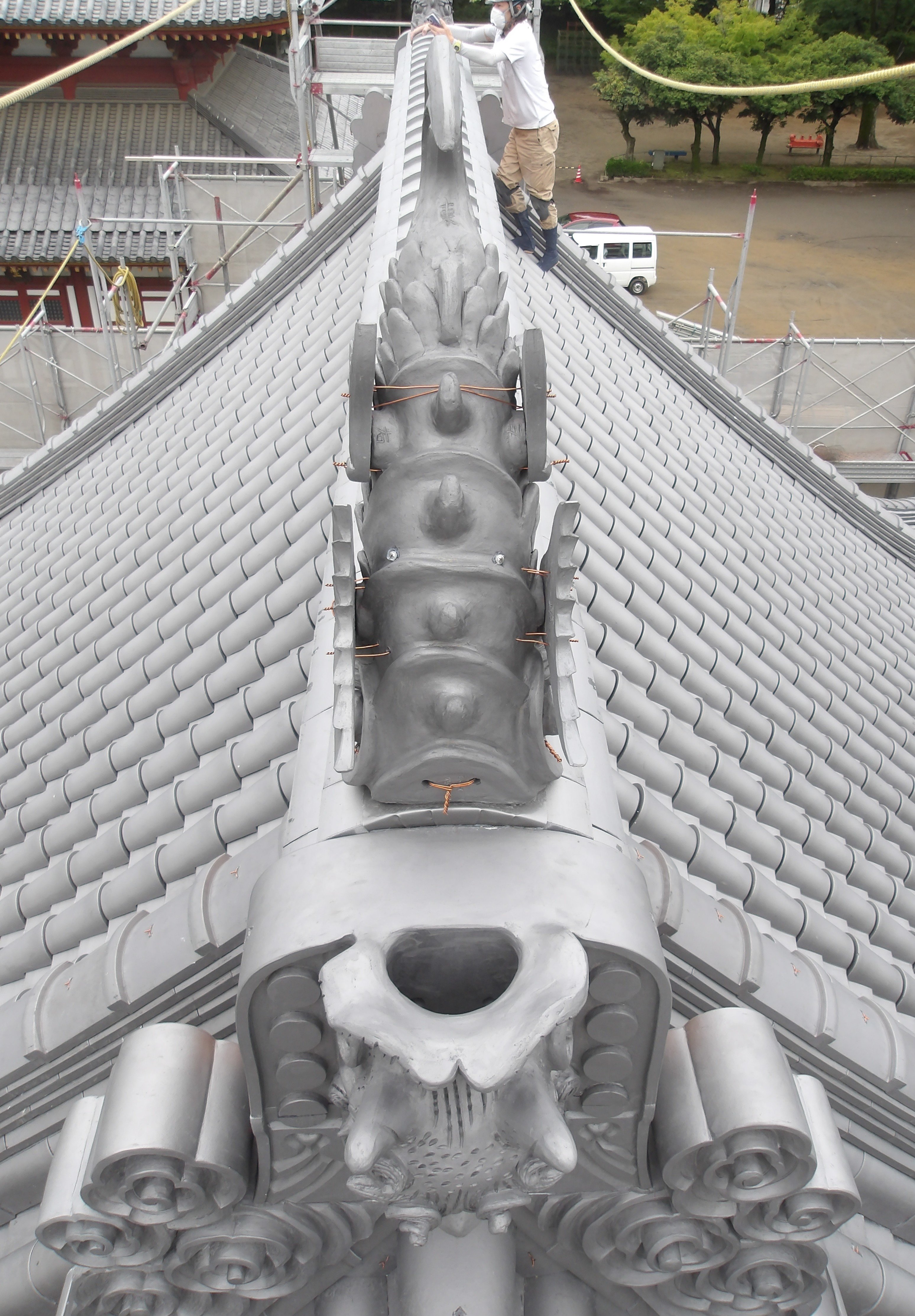 足利市指定文化財の鑁阿寺様中御堂（不動堂 栃木県足利市）の瓦葺きが