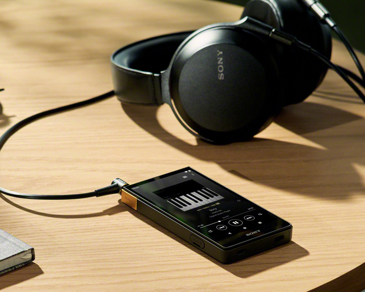 長時間再生、ストリーミング対応、大画面をスリムボディに凝縮