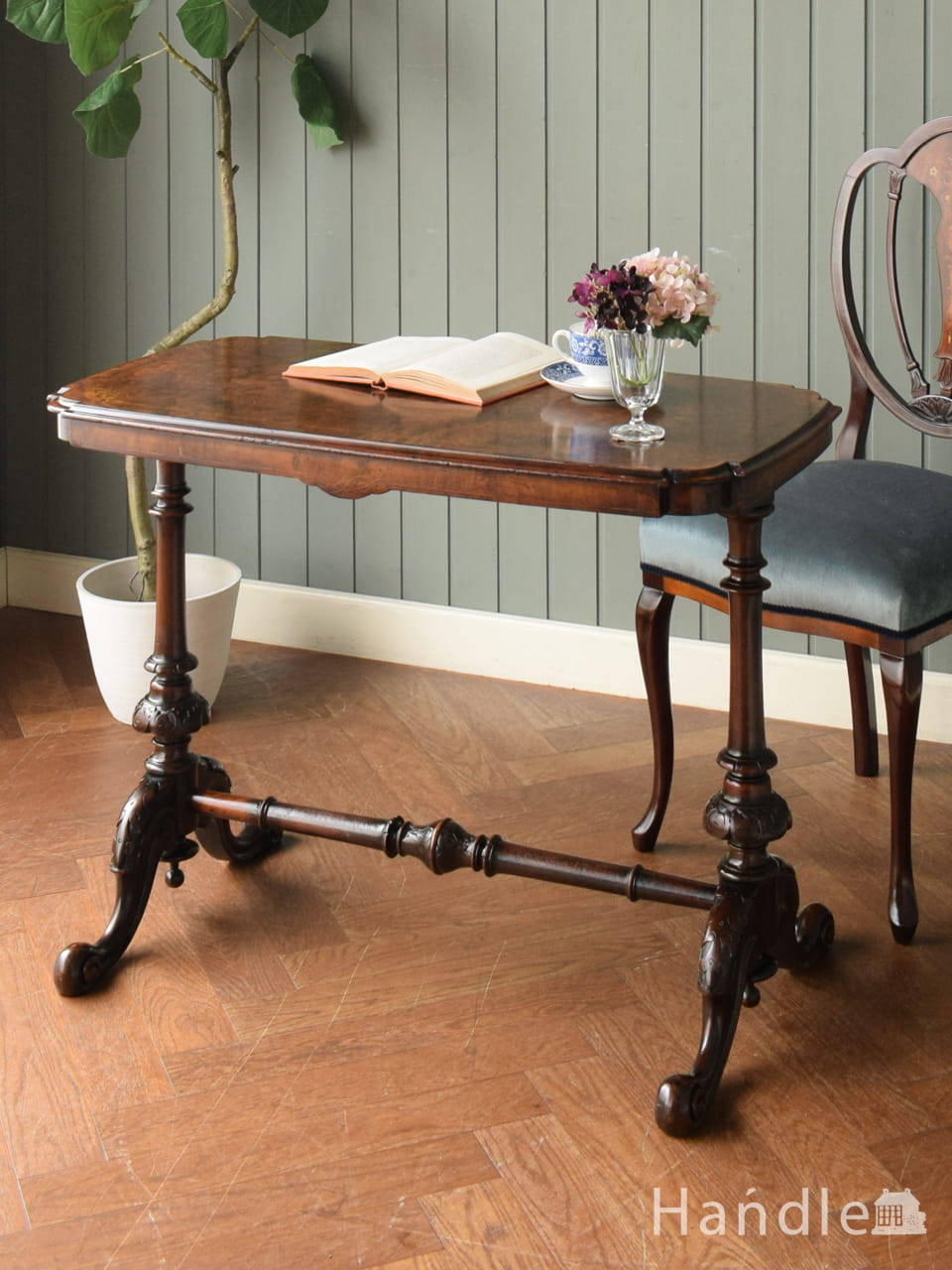 アンティークのサイドテーブル、テーバードレッグが美しいキドニー型の
