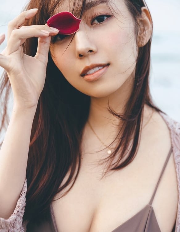 乃木坂46・新内眞衣がベージュのビキニ姿で艶のある表情浮かべる、写真