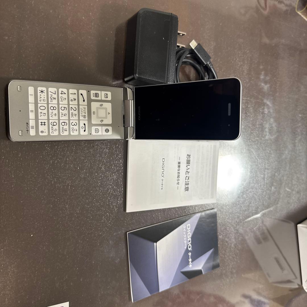 A202KC グレー 携帯電話本体 ムスビー｜【SIMフリー】DIGNOケータイ4 A202KC シルバー Softbank版